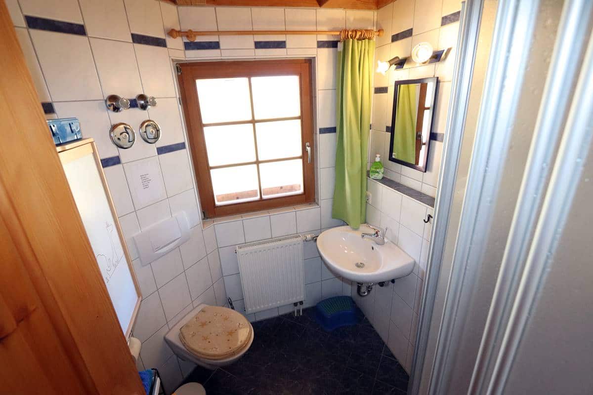 Badezimmer mit Dusche WC in der Ferienwohnung Sternschnuppe
