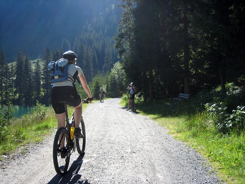 Radfahrer im Hochschwarzwald über Waldwege und am See vorbei